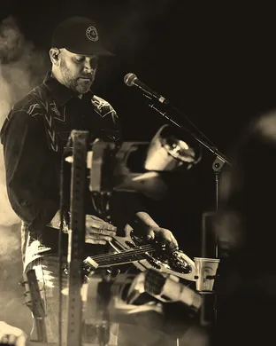 Aaron Lewis and The Stateliners Gary